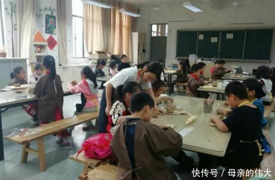 幼儿园小学“延时服务”，家长质疑声不断，到底谁服务了谁？