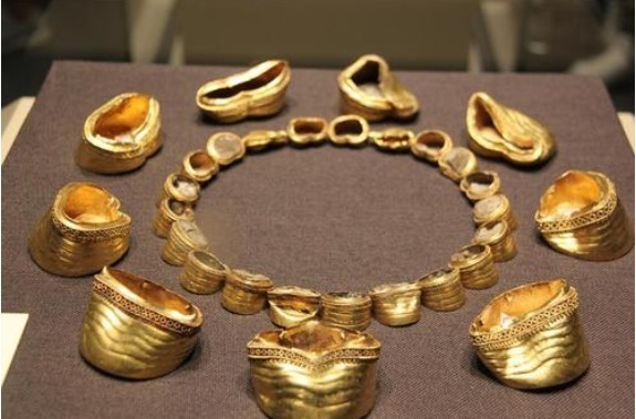 珍宝$千年古墓被光顾,盗墓贼少挖5厘米,却错失10吨珍宝