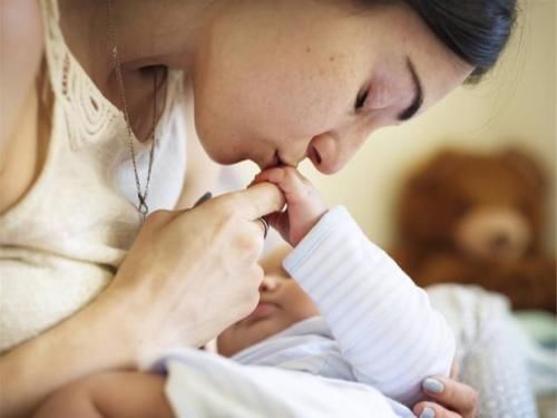 生活中|孩子在吃饱以后冲着妈妈笑，这意味着孩子认识妈妈了吗？