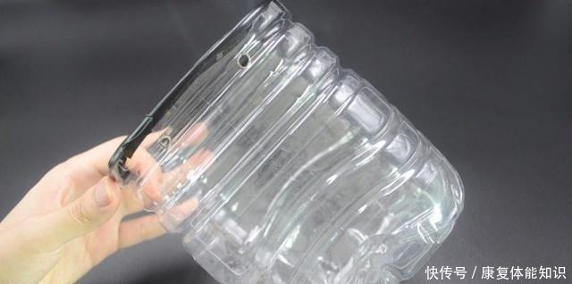 空油桶上穿2根绳子,太聪明了,解决了困扰大家的一大难题,真棒!