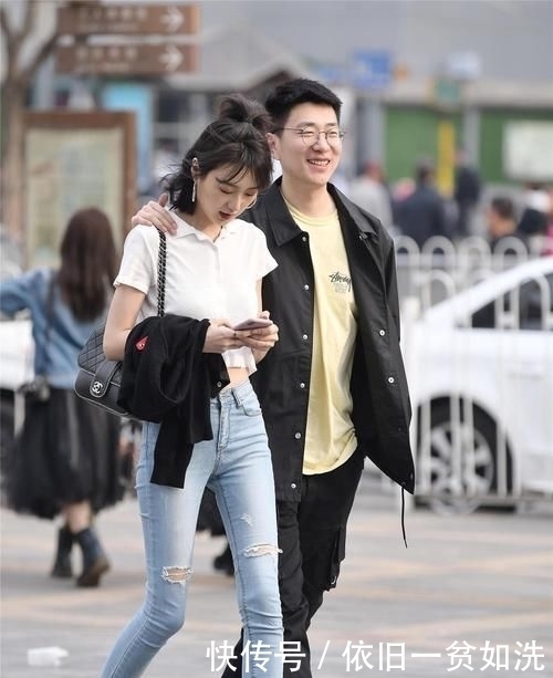 美女穿一款白色衬衫裙,西装领设计显得大气优雅