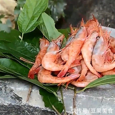北极虾|#一口新年味，全家享佳味#加拿大北极虾腊味煲仔饭，香味四溢