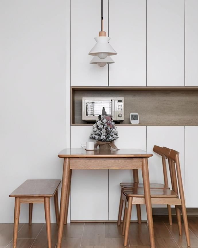 实木|邻居的小一居，每寸空间不放过，整面墙的餐边柜时尚大气，真实用