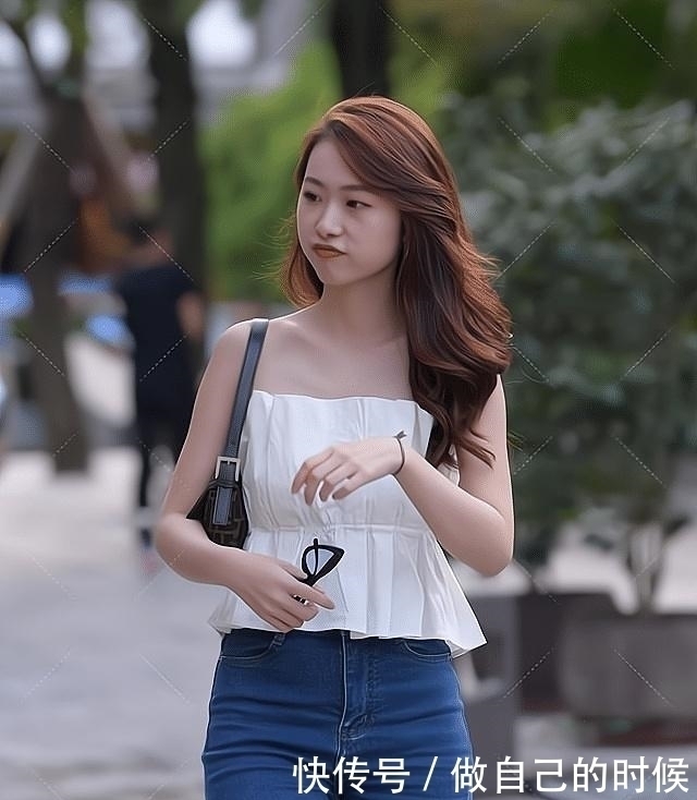 利落 白色一字肩上衣搭配蓝色牛仔喇叭裤,温柔利落,时髦有型