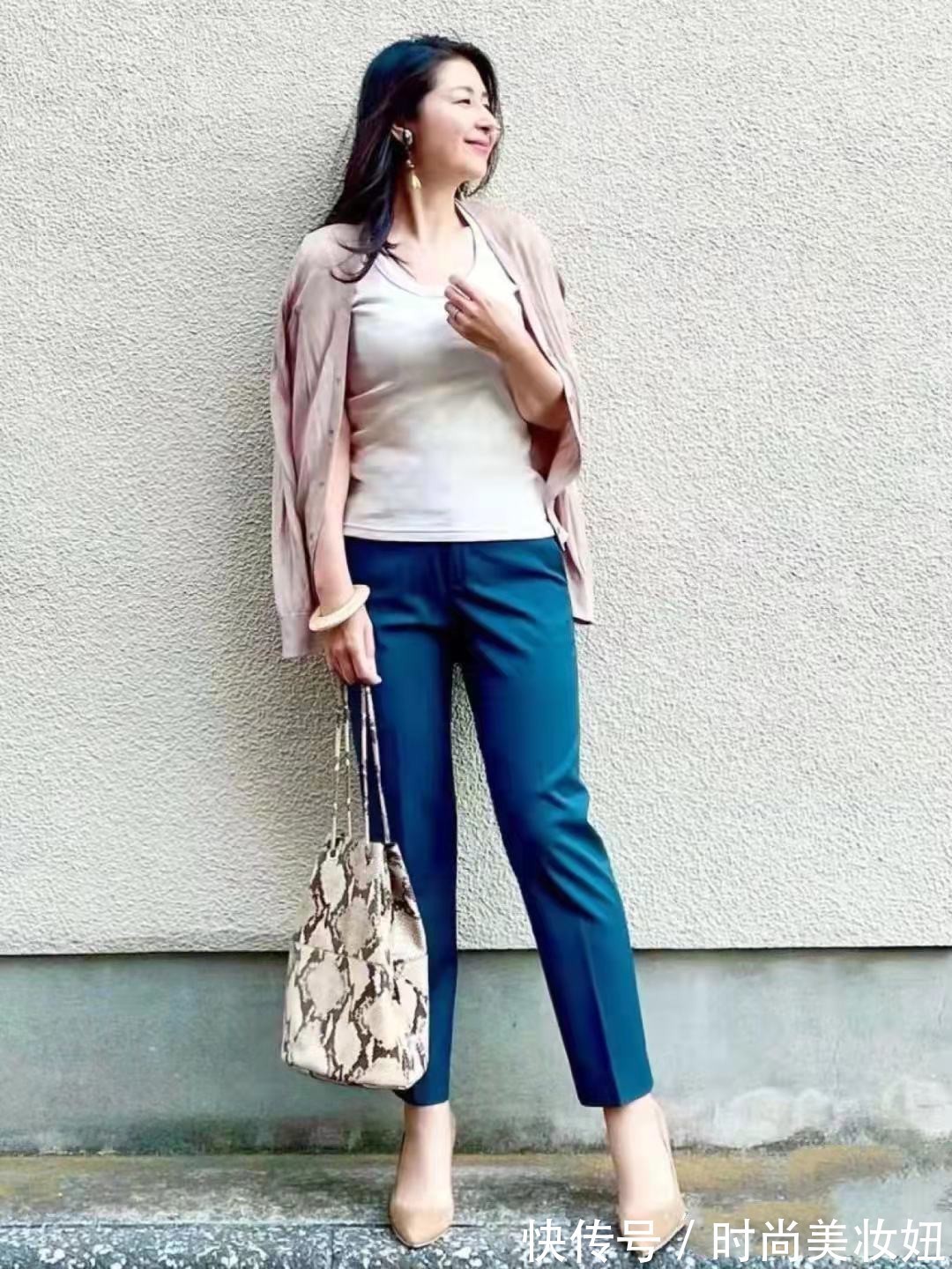 上衣|女人年纪越大,穿衣打扮要“气质”,普通人照着穿也优雅大气