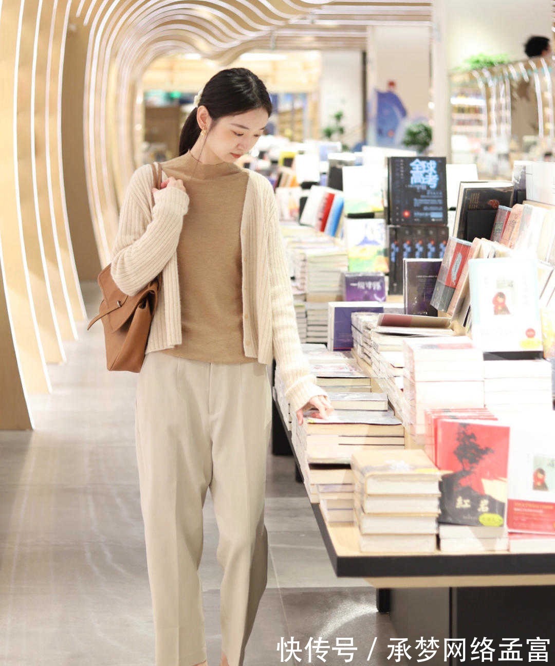 搭配 今年有种火叫杏色穿搭,毛绒外套搭配灰色长裤,高级时髦又显白