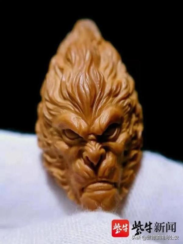 新闻记者|一套卖1.8万！“00后”大学生橄榄核雕西游记走红网络