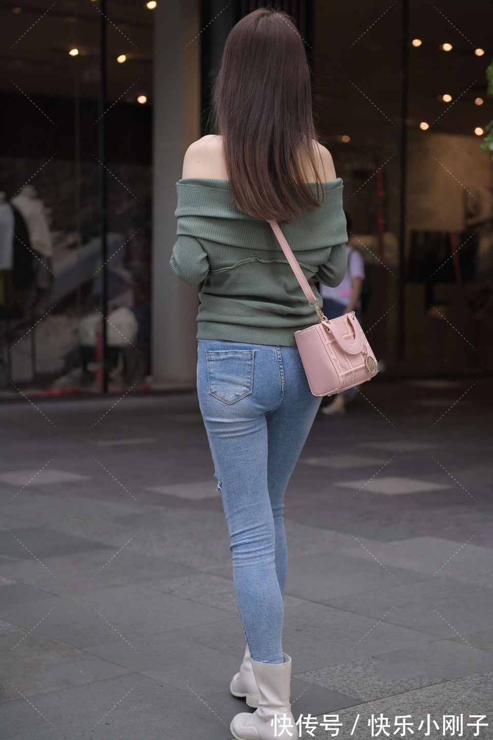 搭配|简单的单品也有魅力,修身打底搭配牛仔裤,穿出性感时尚