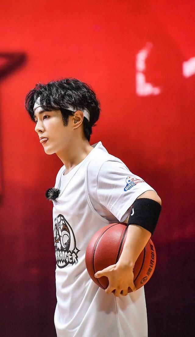 李汶翰岳岳地面缠斗,王安宇拉架表情失控,全场焦点却在他身上