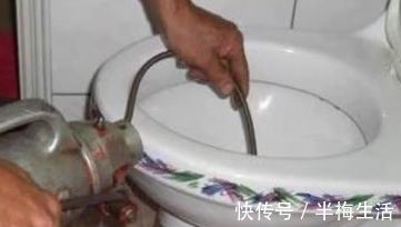 小伙用“泥鳅”疏通马桶，十分钟后再进入厕所，眼前画面让他捂鼻