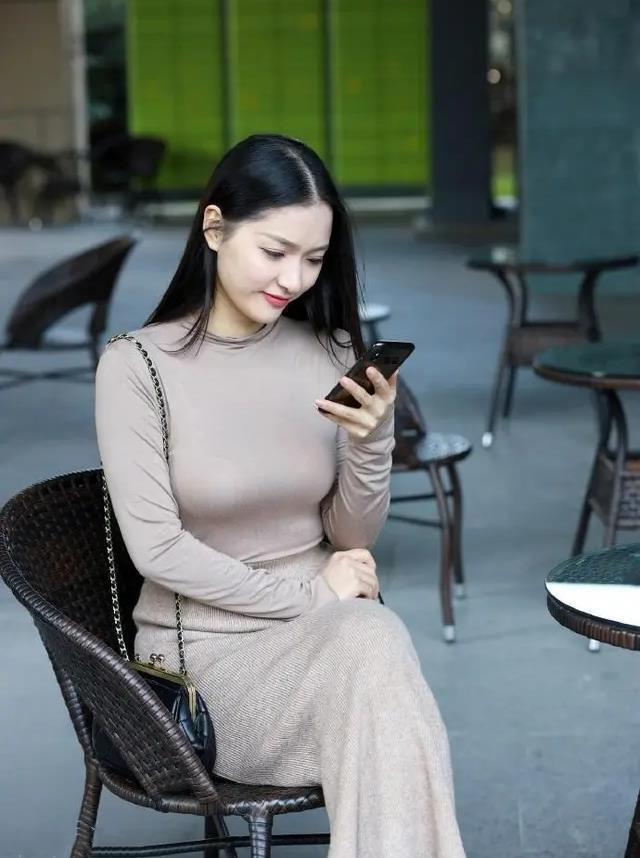 版型 风姿绰约的针织裙美女,引领“胖”女孩新风尚