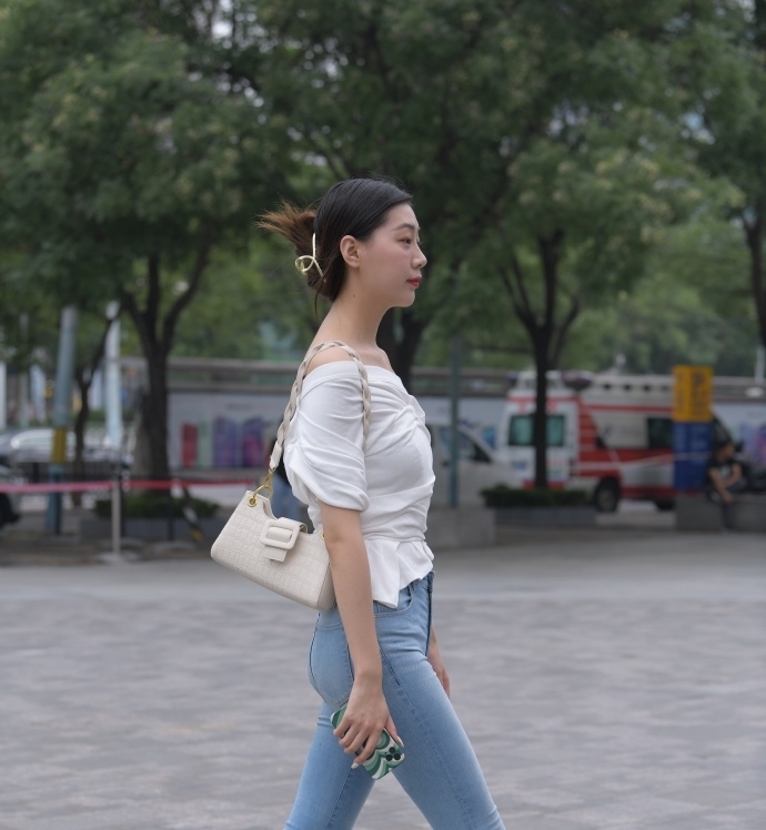 造型 穿铅笔裤好不好看?搭配“露肩衣”试试,造型会告诉你答案!