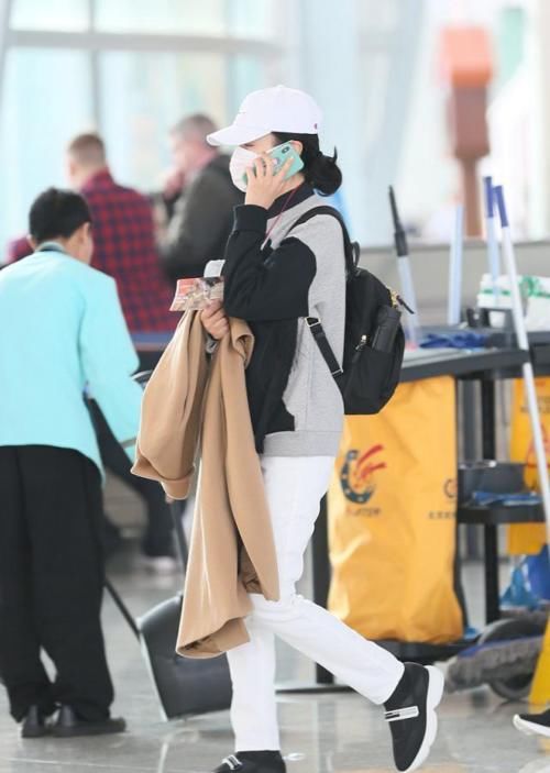 周涛才是50岁女人的穿搭教科书，黑大衣用基础配色法，优雅时髦