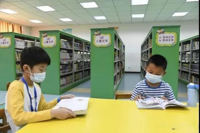 长假@江苏洪泽:图书馆里乐享书香长假