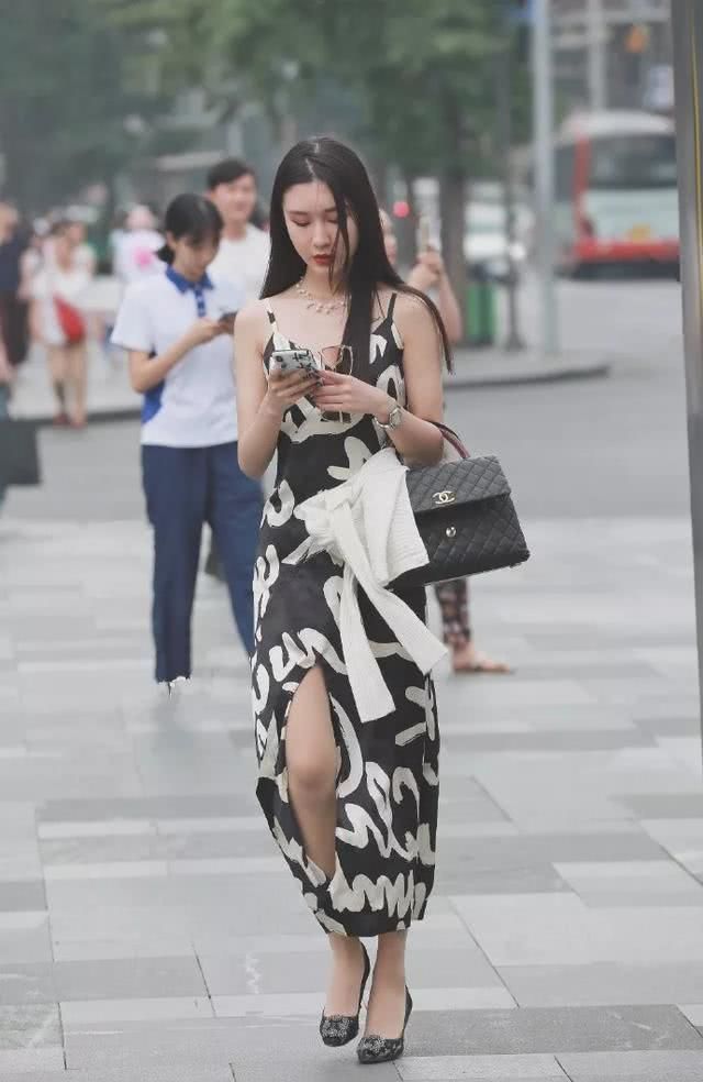 街拍小姐姐的身材十分的完美,身穿酒红色的上衣,带着一种成熟的气息