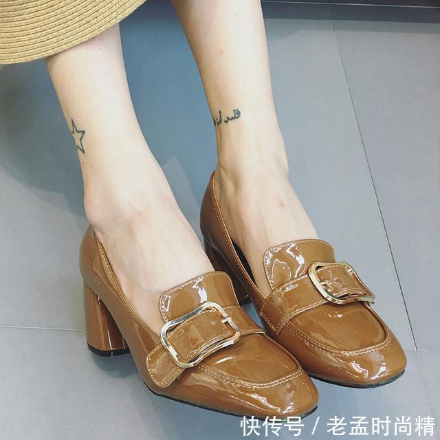 一双靓丽性感的高跟鞋,才能让你穿出满满的女人味