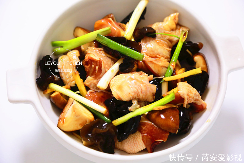 香菇|鸡肉和它们一起蒸,又鲜又嫩,不用闻油烟,简单好做,很适合夏天