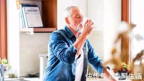 喝杯水|晚上睡觉前喝杯水到底好不好?为什么?你真的知道吗?不要再错了