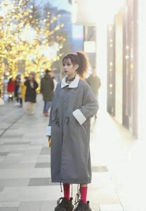 现在流行把“大衣”当成裙子穿，学会这几种组合，保暖时尚一手抓
