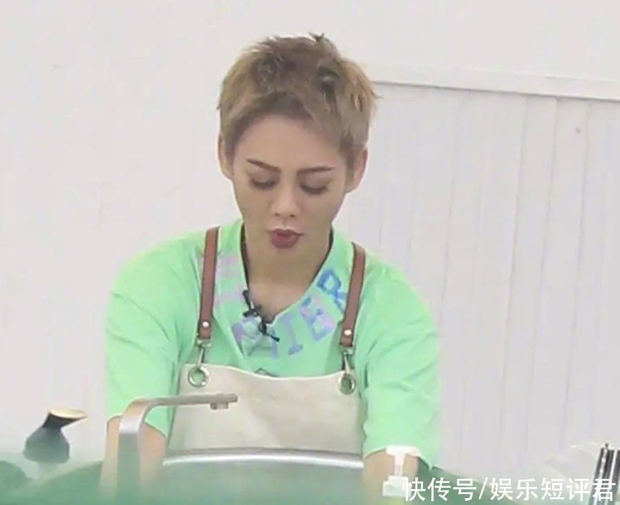 寧靜|《中餐廳5》開始錄制，生圖下姚安娜像路人，寧靜妝容太濃引關注