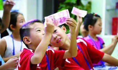 约画$13岁女孩花70万约画,家长威胁画师退款,金钱教育缺失有多可怕?