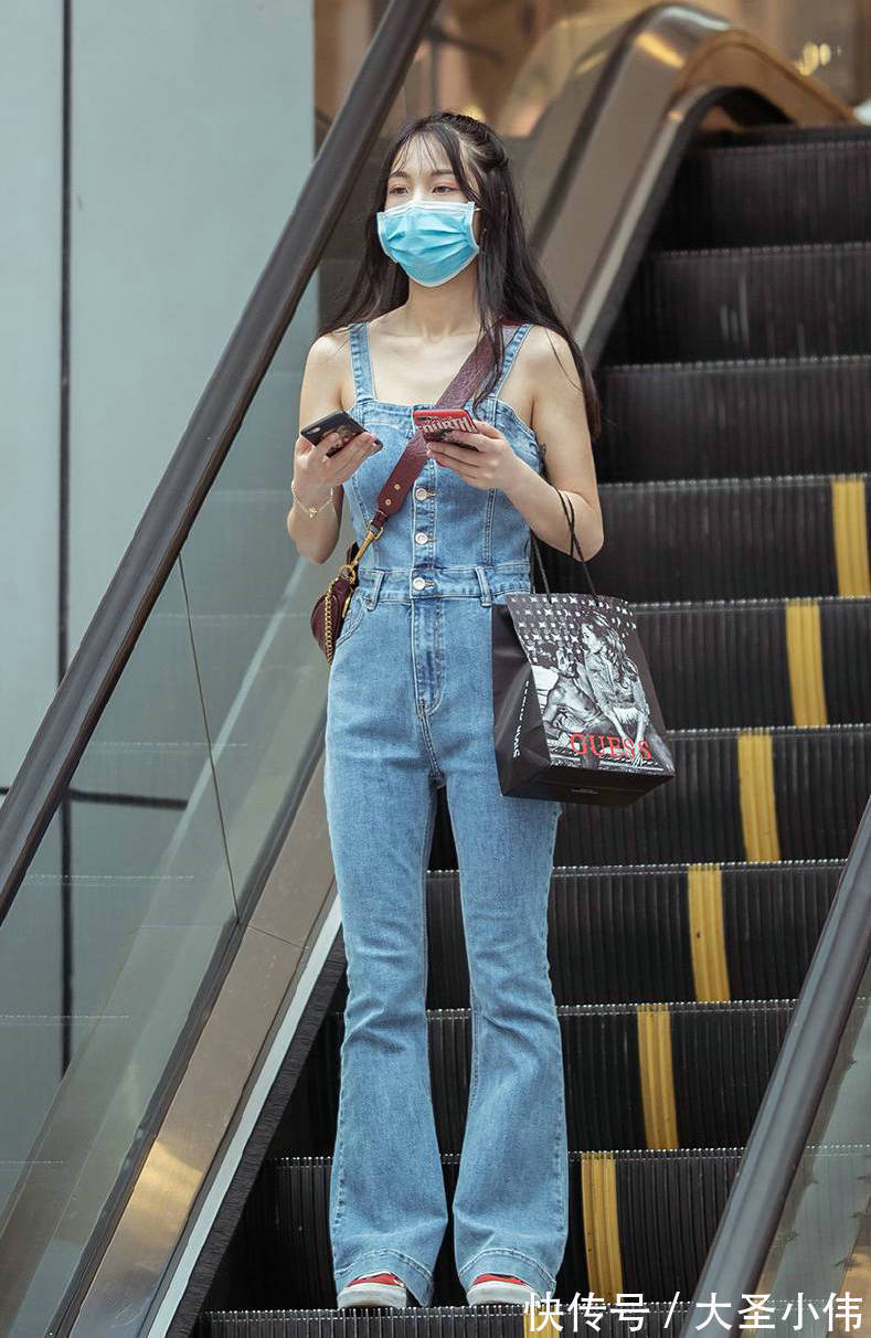 短裙|美女街拍:百褶的短裙搭配一双白色的运动鞋,看着好青春