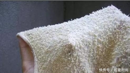发黄|毛巾用久了发黄，20年的老保姆教的法子，随便一搓就洁净如新
