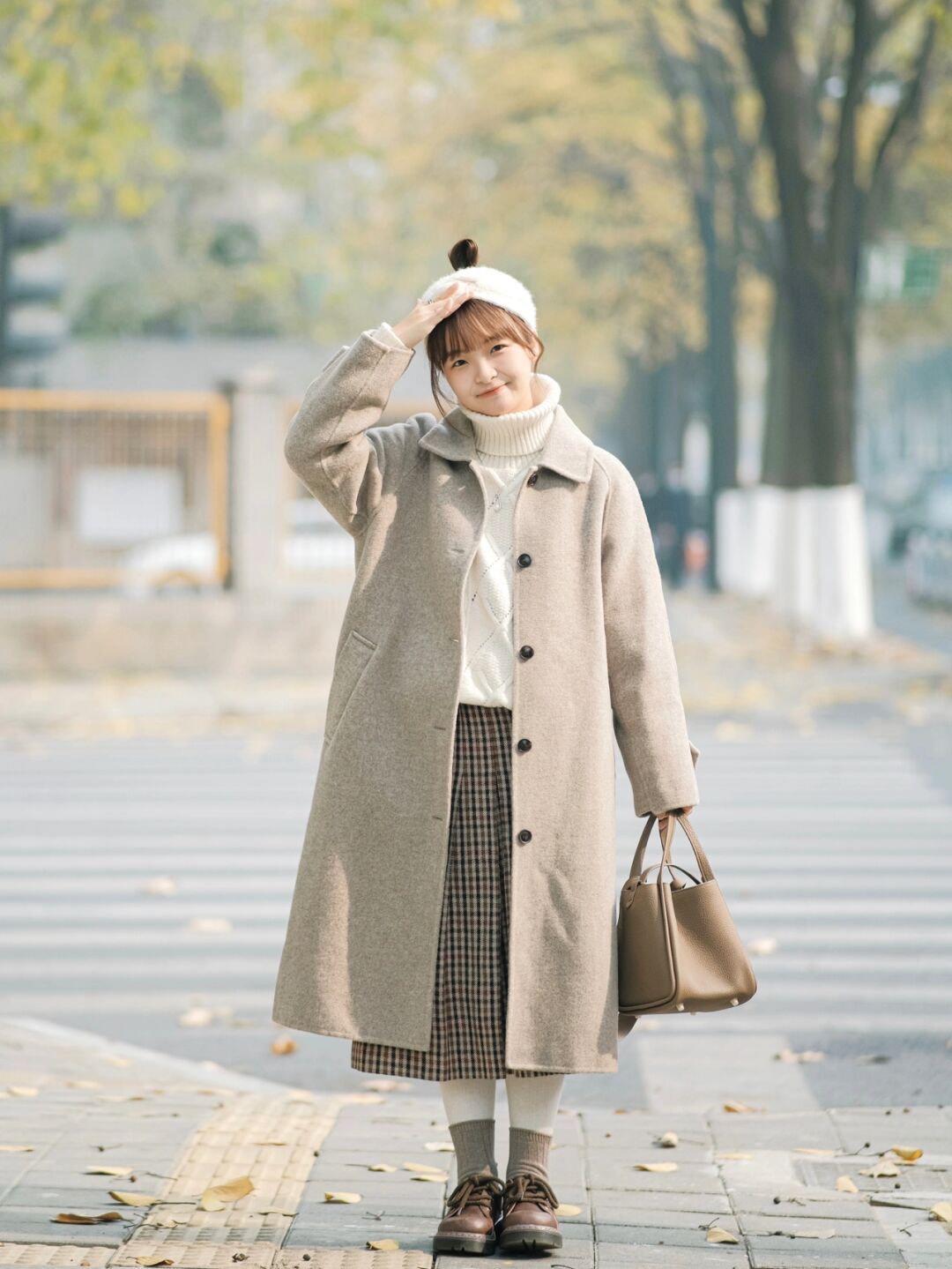 大衣|小个子女生冬季搭配指南|高腰短款羽绒服+宽松直筒牛仔裤,百搭又时尚!