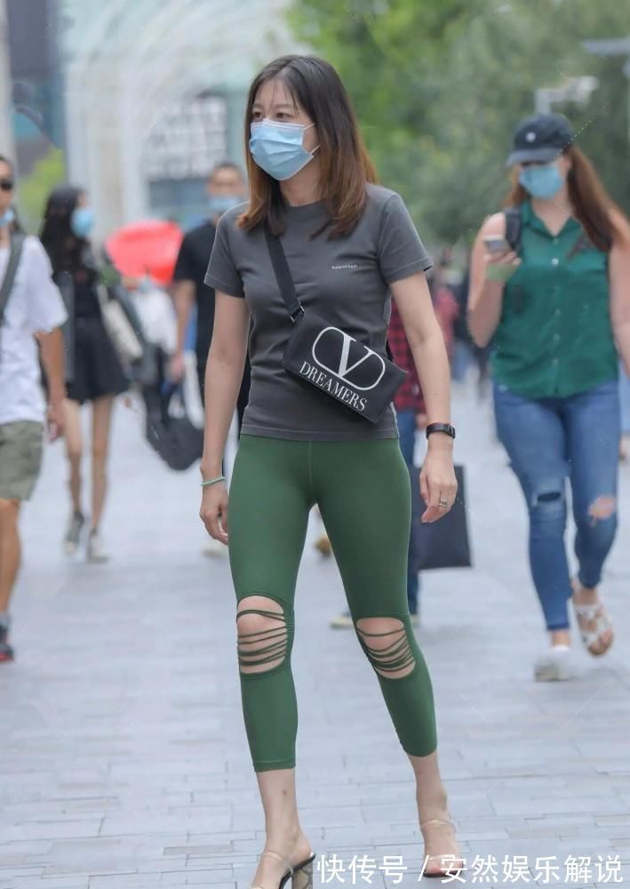 膝盖处 有见过破洞打底裤吗以时髦的款式,点燃了女孩们的激情