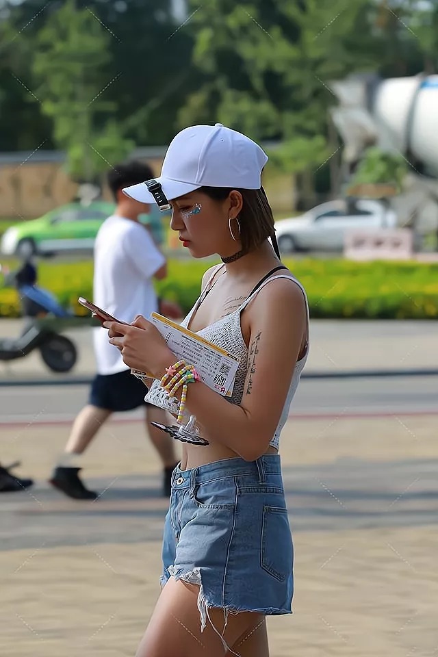 女孩子 白色短上衣搭配蓝色阔腿短裤,时髦靓丽,还很显瘦