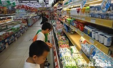 偷窃|6岁女娃逛超市不买东西,店员怀疑偷窃,翻开孩子口袋,店员泪目