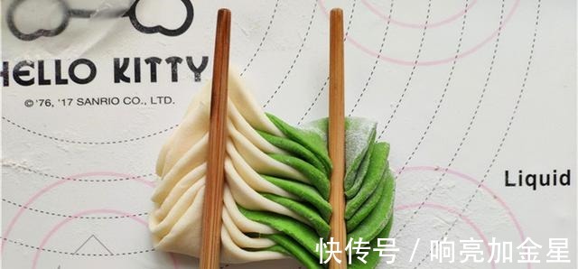 晒晒我家早餐,又香又软营养充足,网友花卷也能怎么惊艳!