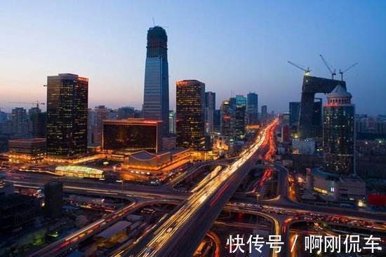 开发商|炒房客开始降价卖房了，开发商还会继续盖房子吗？内行分析有道理