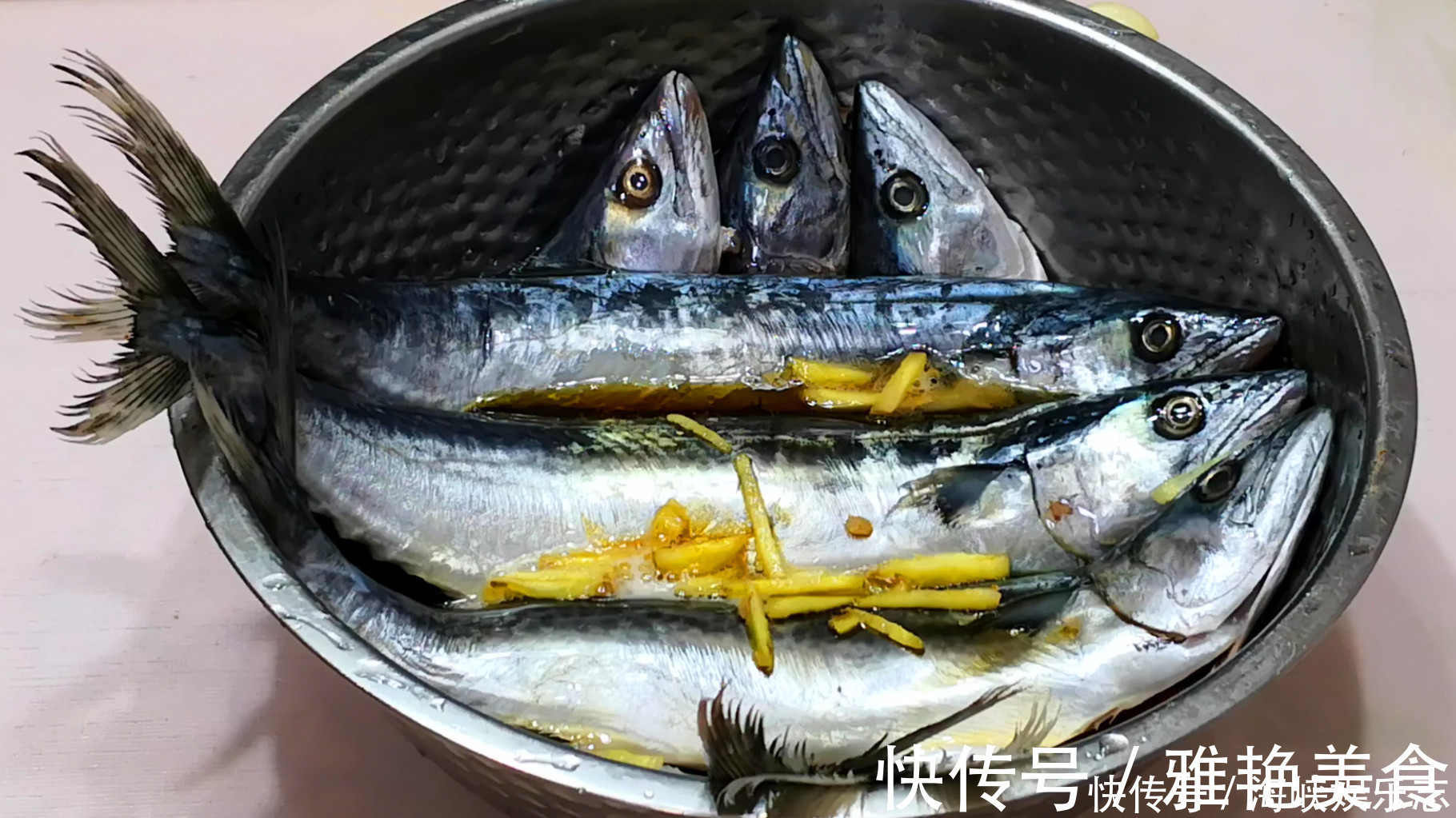 炖鱼时,别加酱油和醋去腥,大厨教我1招,鱼肉又鲜又嫩还不腥气