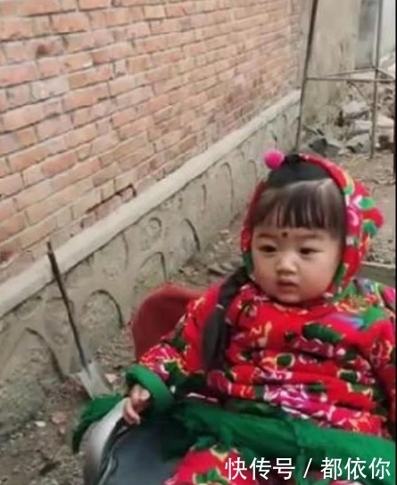 留守儿童|2岁女儿送回老家,姥姥发来照片,看到女儿的造型妈妈笑喷了!