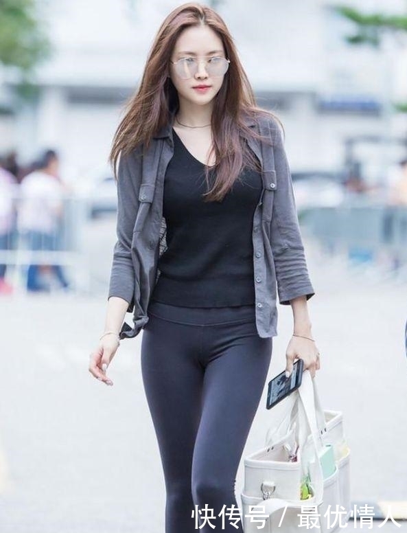 身材超棒的打底裤美女,塑造曼妙腿部轮廓,让人一眼难忘