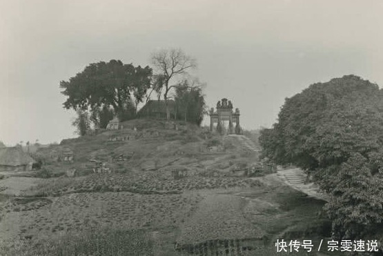 上立|晚清老照片:道路上立了一排贞节牌坊,都是妇女的血泪