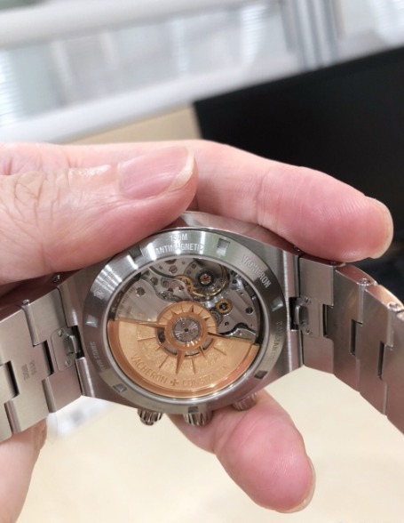 江诗丹顿纵横四海新版5500V腕表, 堪称最热门的运动型腕表