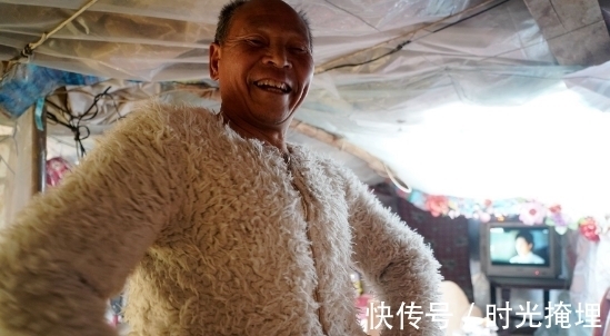 窝棚|六十六岁奇人大叔，住在塑料窝棚过冬不怕冷，抵御寒冷有妙招