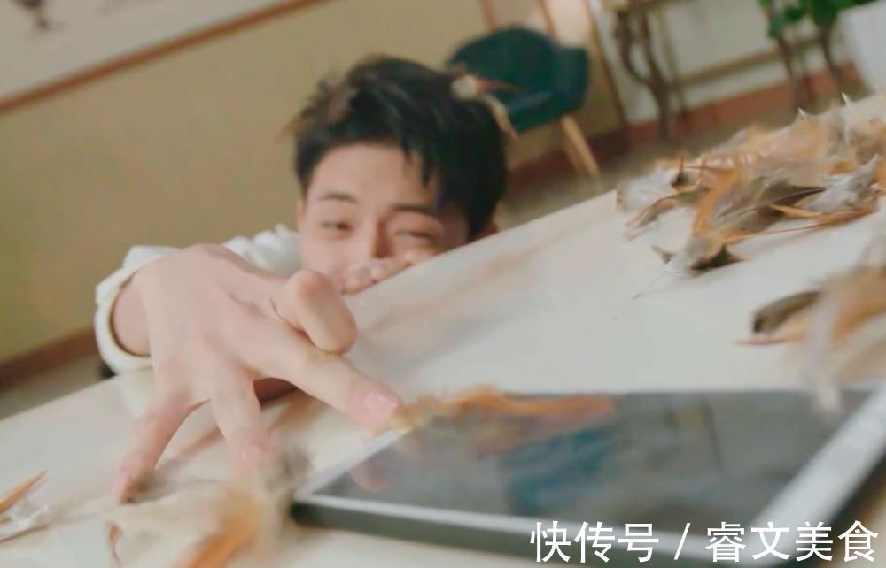 直男做饭寸草不生!德云社秦霄贤和尹正做鸡,满身是毛上蹿下跳