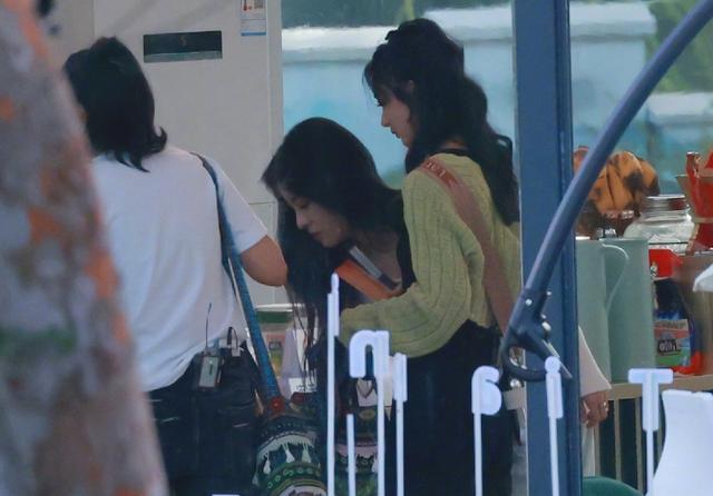 穿搭|赵丽颖异装回归《中餐厅5》，路透装备太“潮”，同行两人引注意