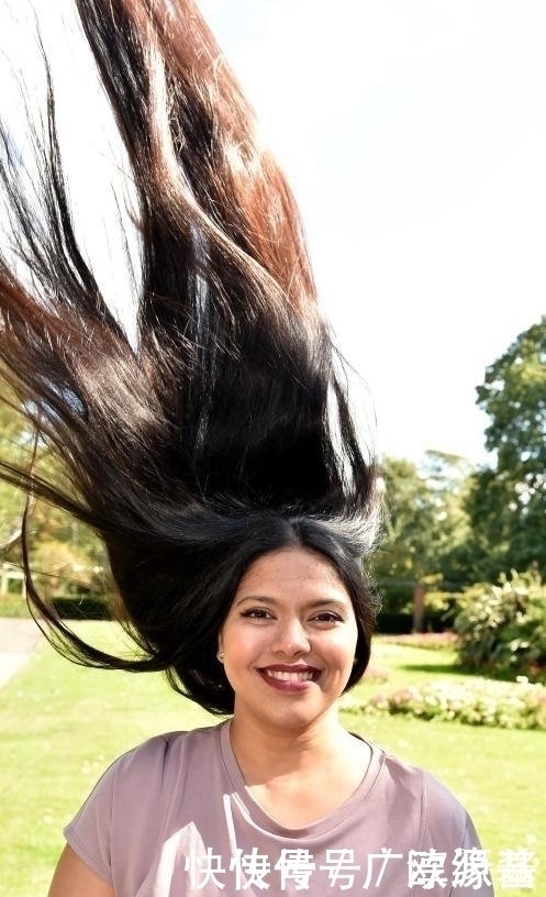 monik女子长达20年不剪头发,头发长16米,洗一次头要花4个小时