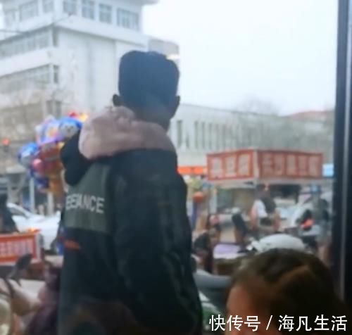 汉堡包|小男孩英语没考好,父亲惩罚儿子待在外边,看妹妹在屋里吃汉堡