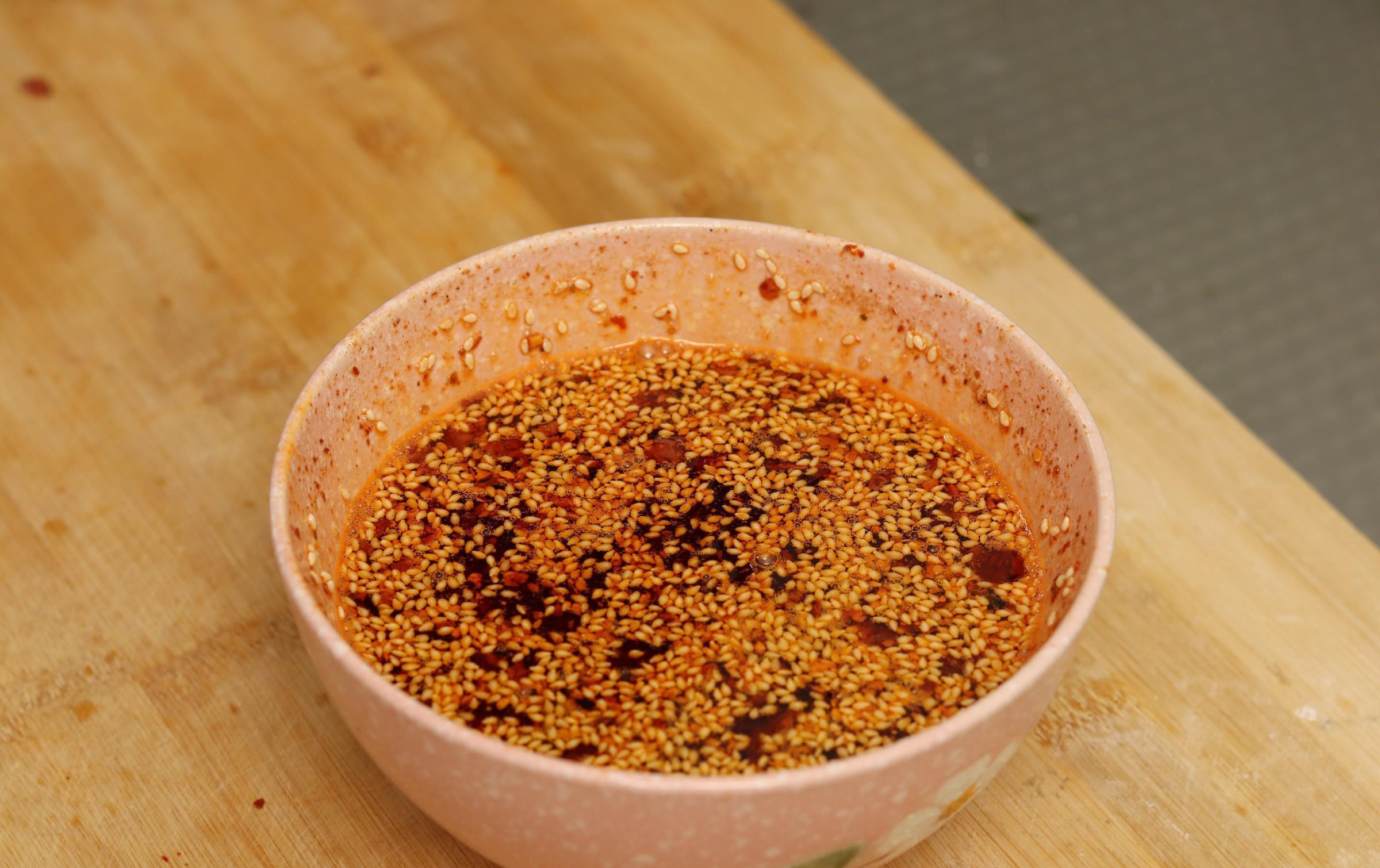 炸辣椒油,直接泼热油就“废”了,记住2点,辣椒油又香又辣