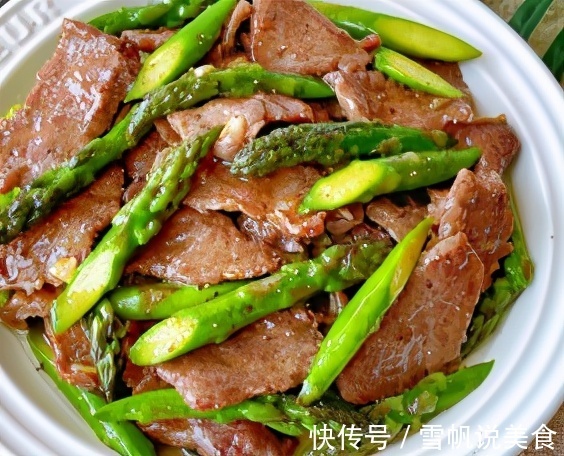 低脂滑嫩的黑椒牛肉炒芦笋,狂吃不长胖,全家人都抢着吃!超下饭