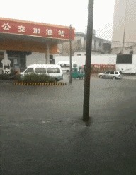 |搞笑GIF:扎心了 遇到这种情况 先捂住膝盖还是先捂脸