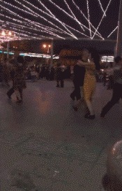 |GIF搞笑趣图:幸亏有一个电线杆,要不然就惨了!是有仇吗?