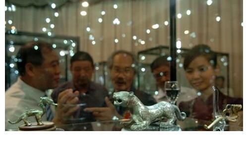 2012年,王刚“错砸”嘉宾明代瓷器,被告上法庭后,节目惨遭停播