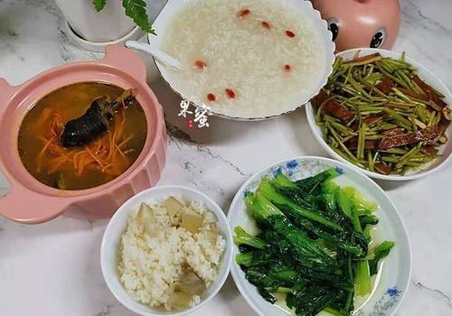  一家三口的午餐，简单家常菜，咸甜皆有，汤鲜菜也香，超赞