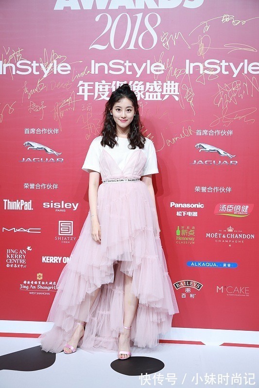 身材 祝绪丹生图丝毫不影响颜值,但身穿吊带裙“身材平平”,缺少亮点